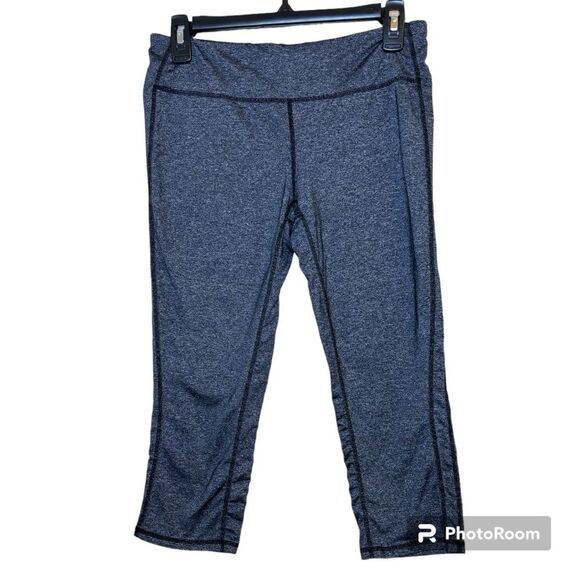 Gap Fit Gray Capri Athletic Workout Leggings Size Medium - Picture 1 of 9